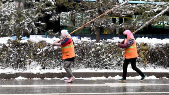 西宁部分路段积雪结冰 境内多条路段交通管制
