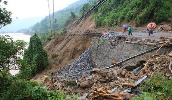 越南中部台风暴雨引发洪灾 36人死亡另有12人失踪