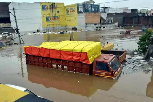 印度南部多个城市洪水泛滥 目前至少有32人死亡