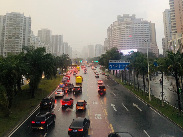 海南多地仍有强降雨 公众雨天出行需注意交通安全