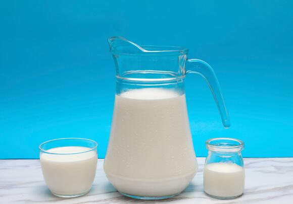 煮牛奶时加糖对它的营养成分有影响吗 煮牛奶时加糖会怎样