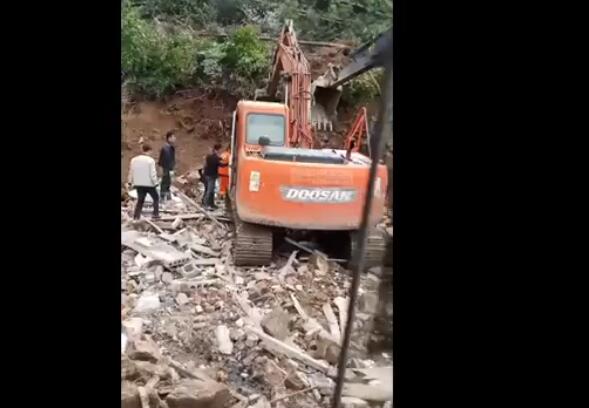 四川达州宣汉境内发生山体滑坡 导致一户民房被埋