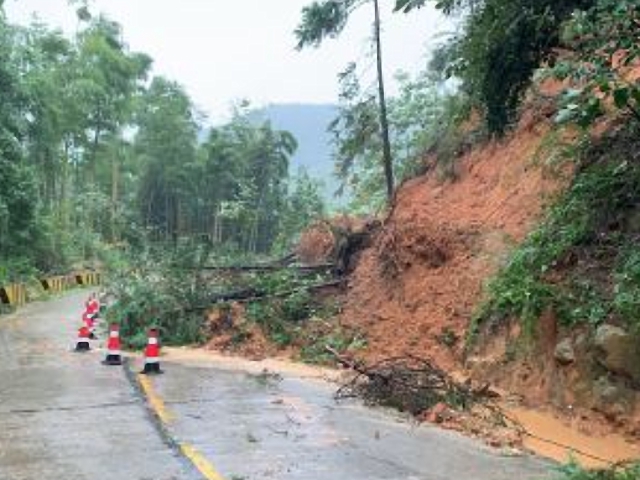 受强降雨影响海南一省道出现山体滑坡 目前道路已抢通