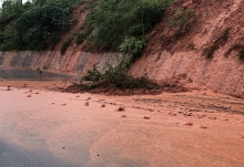 受暴雨天气影响 陵水县省道的5处路段发生山体滑坡
