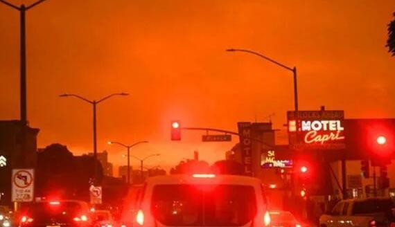  美国山火波及加州20多个县 超过5万户居民停电