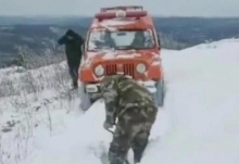 大兴安岭上山塔道积雪致2人被困 工作人员派出战旗车实施救援