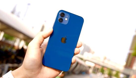 iPhone12蓝色开箱被吐槽是怎么回事 网友：有点山寨机的味道