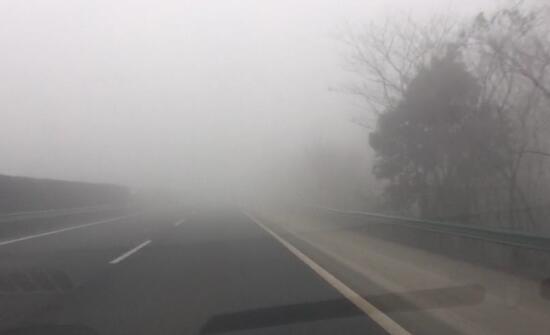 今晨湖北鄂州黄石一带出现大雾 部分地区凌晨低温降至10°C以下