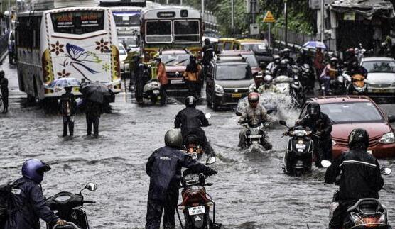 印度南部暴雨致70人死亡 当地3万余人被迫转移至安全地带