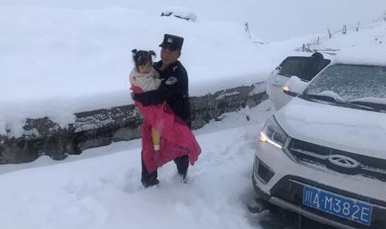 雅安宝兴县大雪致14名游客被困 当地民警历经4个多小时救出游客