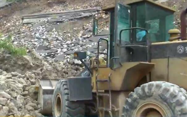受降雨影响244国道出现山体塌方 目前公路仍在全力抢修