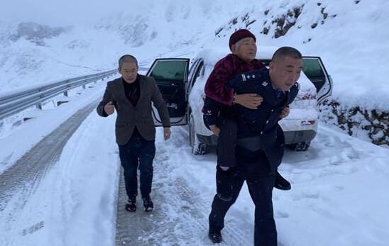 雅安宝兴县大雪致14名游客被困 当地民警历经4个多小时救出游客