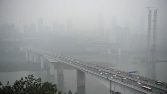今晨重庆大雾多条高速入口交通管制 未来三天全市多云到晴为主