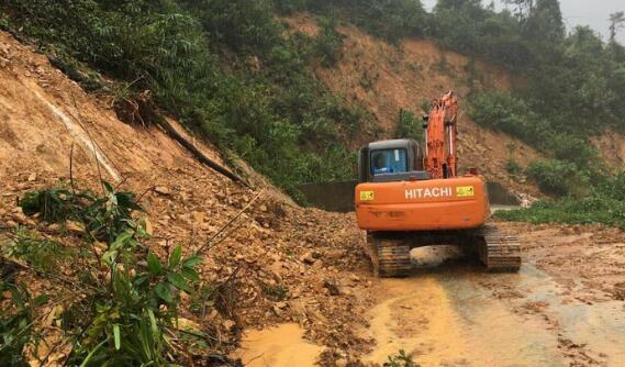 台风暴雨造成越南一水电站发生山体滑坡 目前已造成17人死亡