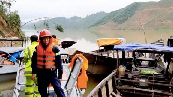 台风暴雨造成越南一水电站发生山体滑坡 目前已造成17人死亡