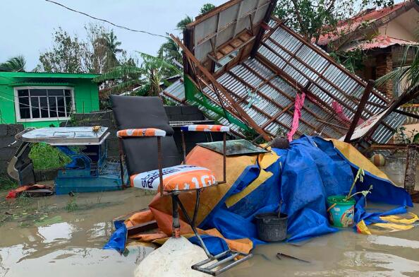 菲律宾一渔船遭遇台风天翻沉 3人获救仍有7人失踪