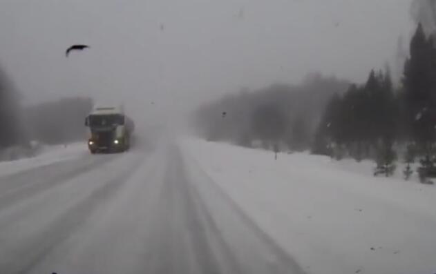 甘肃今日突降大雪 导致部分路段实施交通管制