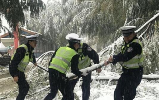 甘肃大范围降雪部分道路中断 交警提醒过往车辆谨慎慢行