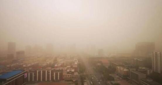 北京局地沙尘污染级别为4级 市民外出需注意防沙防风