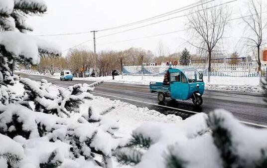 中国最冷小镇迎10年来同期最大降雪 积雪10多厘米行人车辆艰难前行