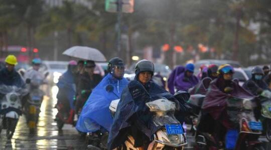 台风天鹅减弱为热带风暴影响仍在 未来三天海南岛将有强风雨