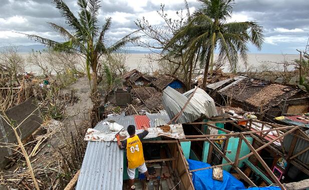 菲律宾吕宋岛南部遭台风袭击 10人丧生40万人被迫从家撤离
