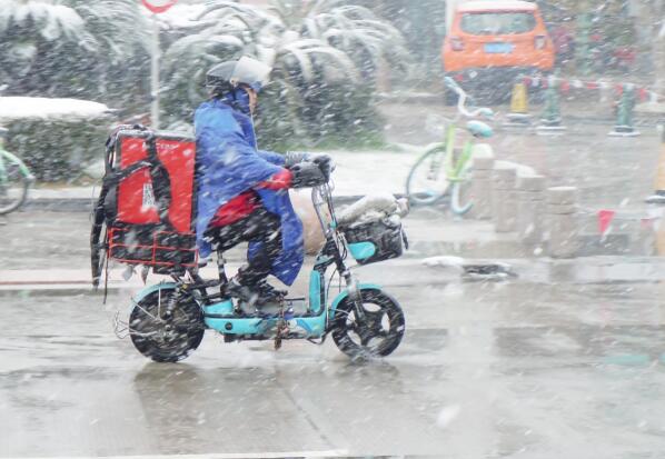 黑龙江持续降雪雪深达30厘米 “哈铁”加强运输设备维修养护