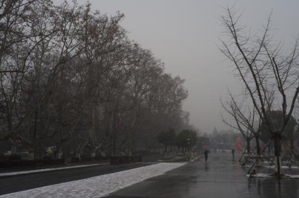 哈尔滨五常市发布道路结冰预警  12小时内路面结冰道路湿滑
