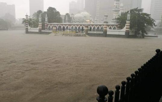 马来西亚森美兰州多区发生暴雨水灾 至少有数百户家庭受灾