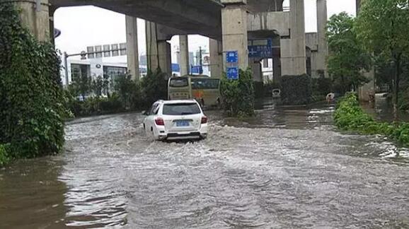 云南大范围强降雨气温下降4～8℃ 民众出行时要规避危险路段