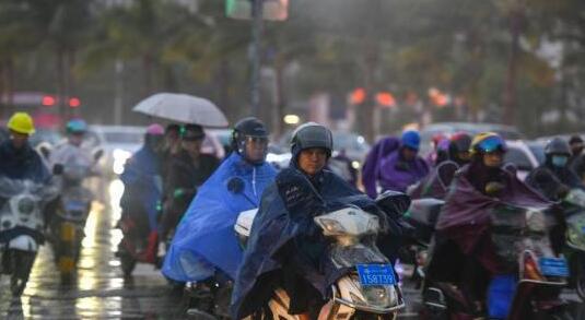 受台风外环流影响 海南岛中东部小到中雨气温26℃