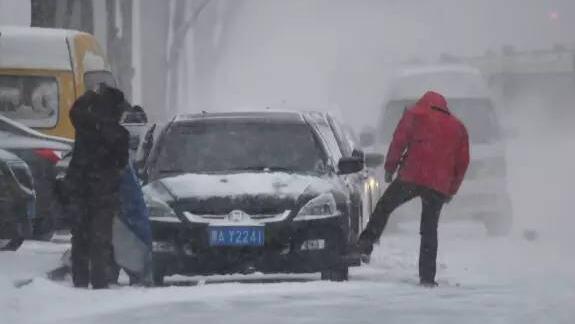 哈牡高速因强降雪实行道路封闭 高速交警护送被困游客护送回哈