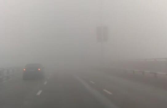 重庆多个高速收费站因浓雾交通管制 交警提醒司机保持安全车距