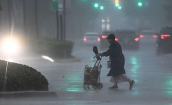 热带风暴埃塔登陆美国佛州引发洪灾 部分地区降雨量超过15厘米