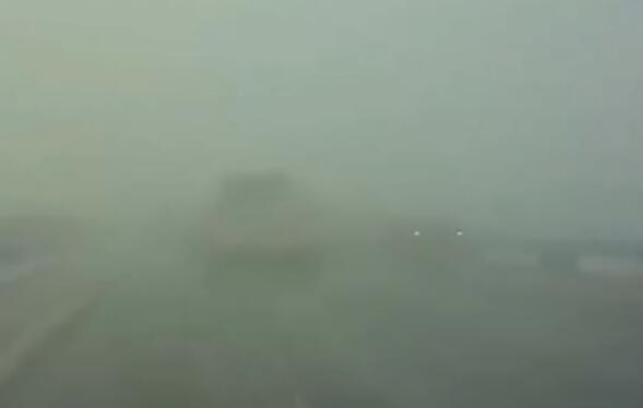 贵州遵义正安县发布大雾橙色预警 能见度小于200米小心驾驶