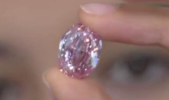 世界最大的紫粉色钻石拍出2660万美元是怎么回事 粉钻一克拉多少钱