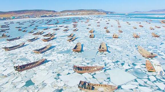 东北渔民河中捞鱼时船被冻住是什么情况 当事人:当时冰面有半尺厚