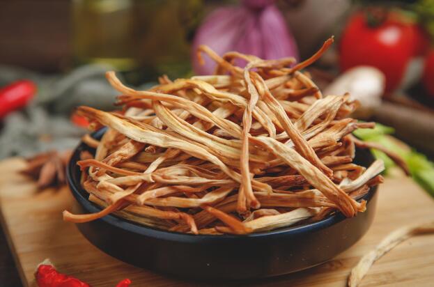 通常我们吃的是干的黄花菜是因为鲜黄花菜 鲜黄花菜为什么不能吃