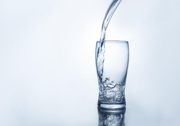 短时间内喝太多白开水会中毒吗  短期大量喝白开水会有什么后果