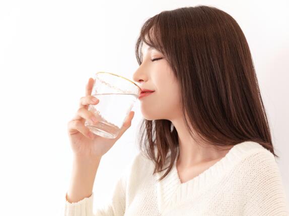 短时间内喝太多白开水会中毒吗  短期大量喝白开水会有什么后果
