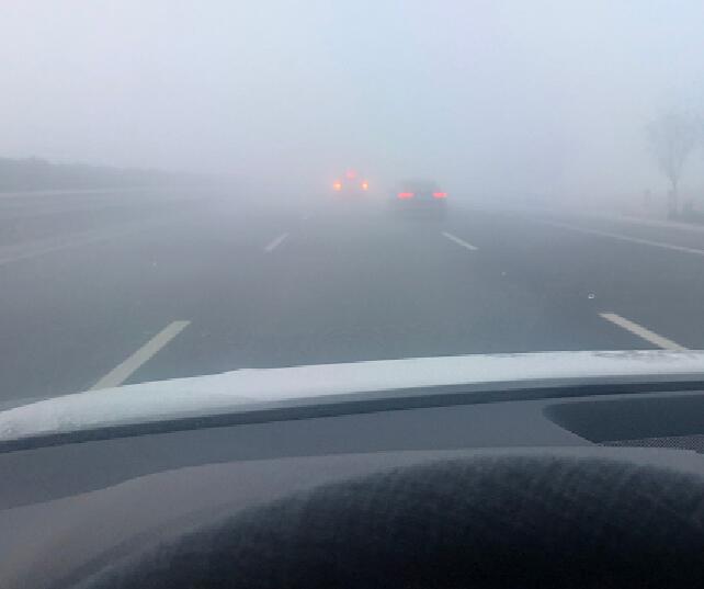 河南因降雨大雾多条高速交通管制 部分路段禁止货车上站