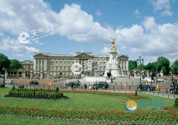 白金汉宫是英国君主在伦敦的主要寝宫及办公处,坐落于威斯敏斯特,是