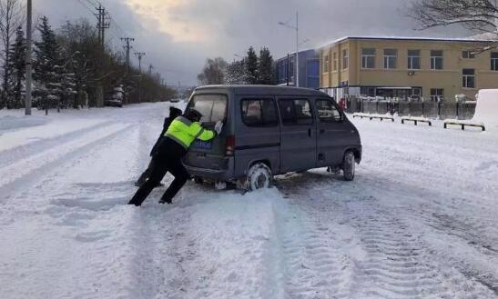 受雨雪天气的影响 吉林派出1.5万名环卫工清扫积雪