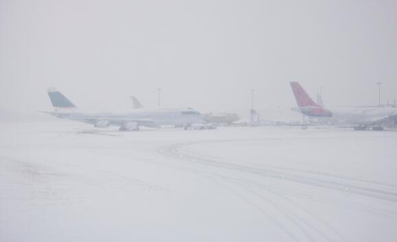 哈尔滨机场因大雪天气取消50架航班 今有12班后续根据情况调减