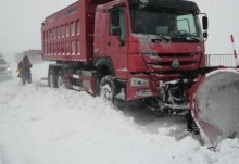 吉林强降雪道路积雪达1米以上 8000人上阵除雪总量1760万立方米