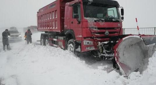 吉林强降雪道路积雪达1米以上 8000人上阵除雪总量1760万立方米