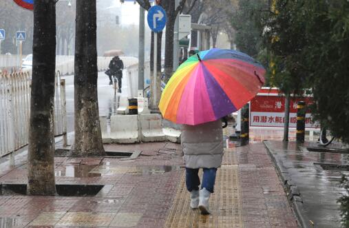 今日小雪北京最高气温仅4℃ 市民户外活动需添衣保暖