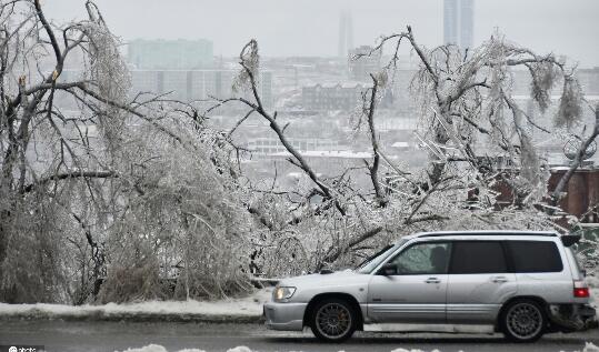 俄罗斯一城市遭遇异常天气 列车出现故障汽车和道路结冰