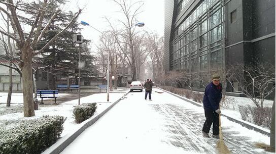 北京市区多路段道路结冰 市公交集团71条线路采取临时措施