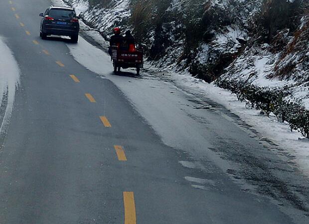 西安发布道路结冰黄色预警 12小时内多地结冰影响交通